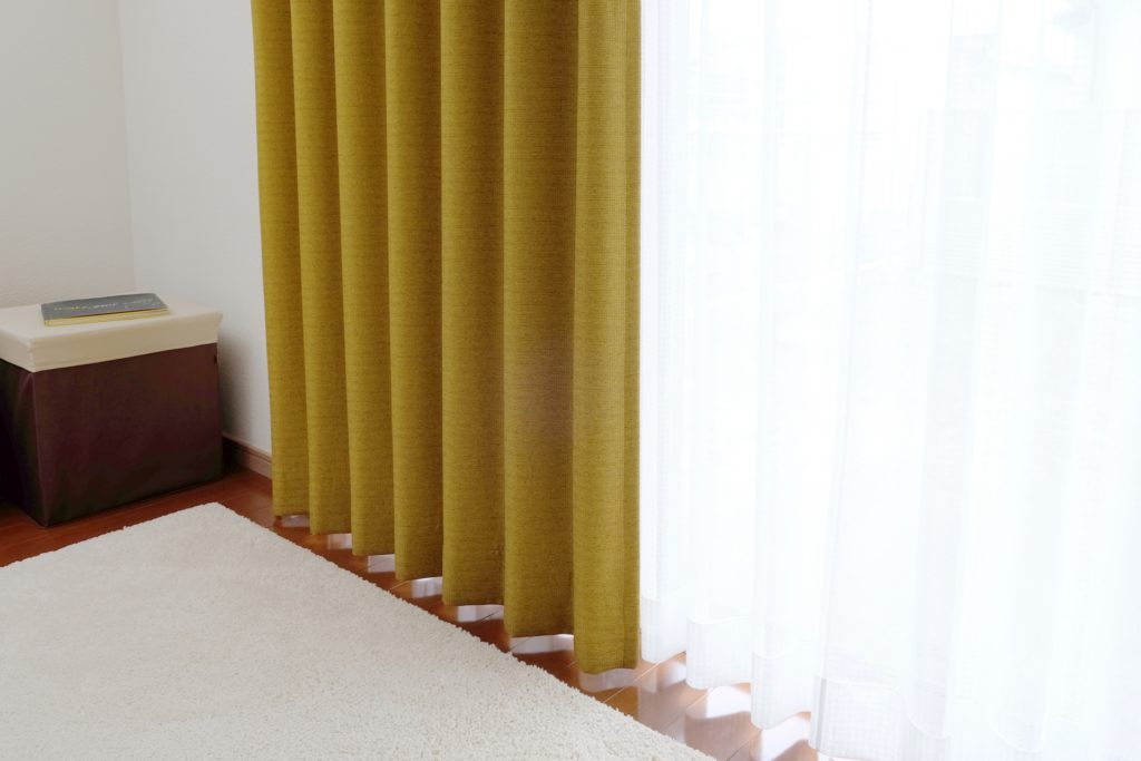 カーテンくれない 節電対策に断熱カーテン 完全遮光生地使用の1級遮光